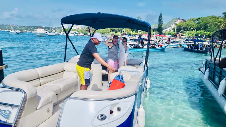San Andres: Private Boat Trip with Aquarium and Beach Stops - Rose Cay: photos, swimming, and shark viewing time