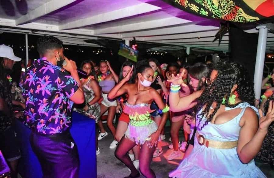 San Andres: White Party on boat with open bar, dinner and dancers! - Dinner on the bay: seafood and meat buffet under the stars