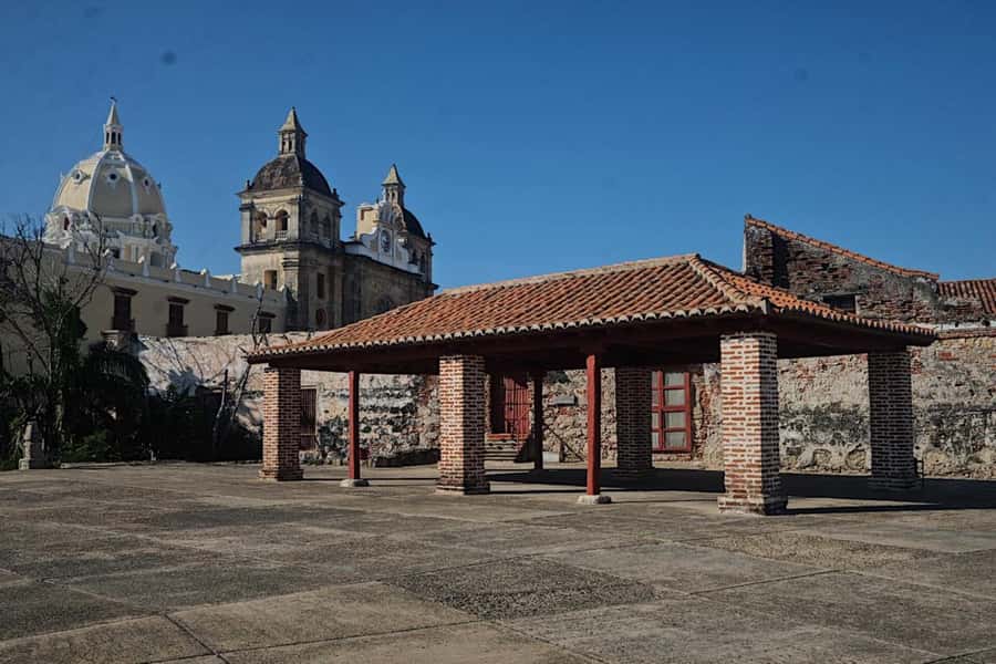 San Felipe Castle and Getsemani Walking Tour with tickets - Panoramic views over Cartagena and the Caribbean, timed for the best payoff