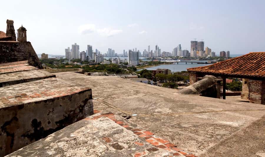 San Felipe Castle and Getsemani Walking Tour with tickets - Why the guide matters (and which names people remember)