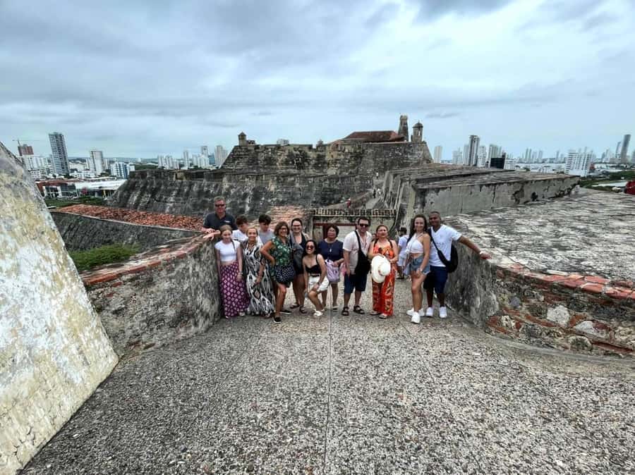 San Felipe Castle and Getsemani Walking Tour with tickets - Getsemaní street art and history, without turning it into a photo scramble