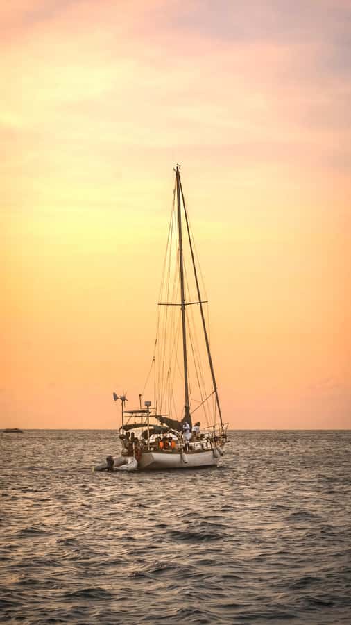 Santa Marta Bay: Sunset on a sail boat - Snack stop details: what you get and how it’s paced