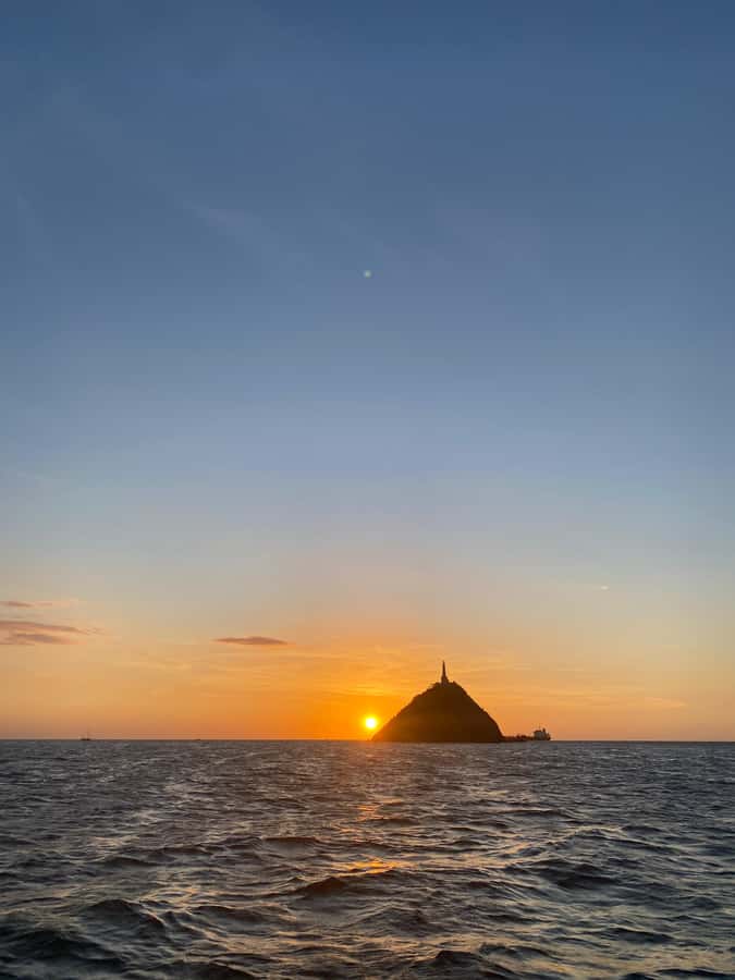 Santa Marta Bay: Sunset on a sail boat - Weather, sea rules, and when sailing can change
