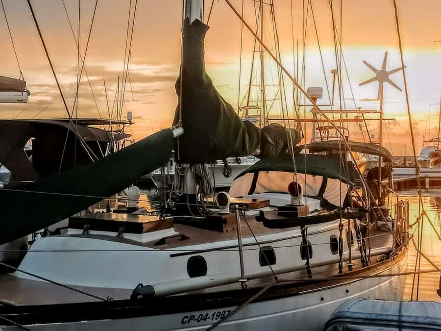 Santa Marta Bay: Sunset on a sail boat - The Marina Internacional start: meeting Captain Dario at the gate