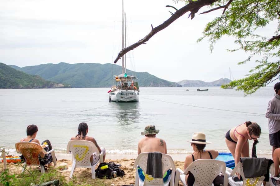 Santa Marta: Sailboat day tour to Tayrona Park - The 10:00 departure and the ride out: when waves turn the day real