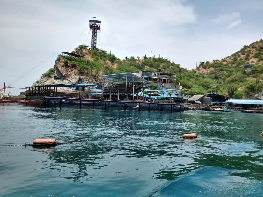 SANTAMARTA: TOUR Combo boat taxi, aquarium, lunch, and white sand beach - Playa Blanca with that white-sand payoff: swimming time and comfort basics