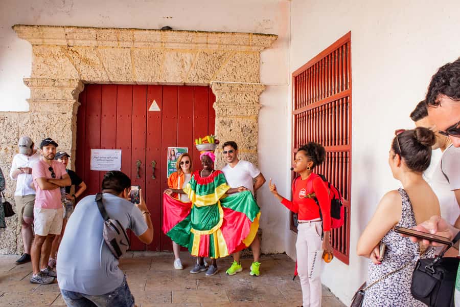 Shared Old Cartagena & Getsemani Tour with Wireless System - The Santo Domingo start, meeting point and first impressions