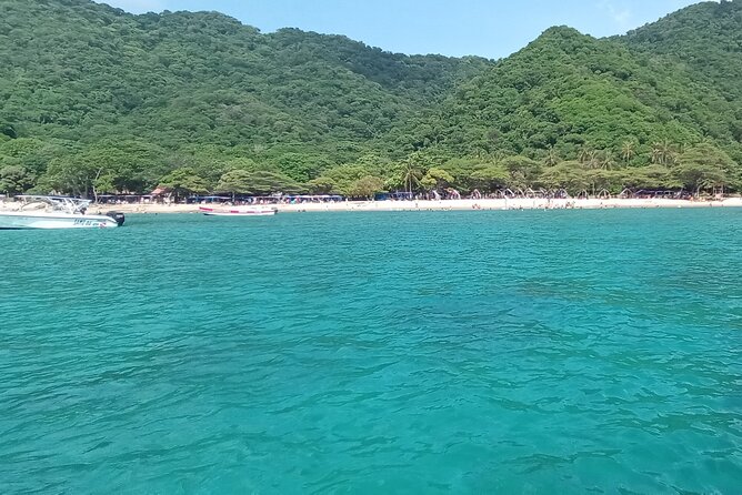 Tayrona by sea - Playa Cristal Lunch by the Sea: The Day’s Best Meal Break