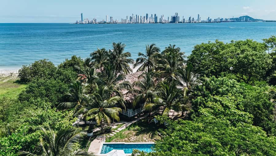 Tierra Bomba Island: A day at Marine Beach Club - Welcome drink, lunch, and how the meal schedule keeps the day easy