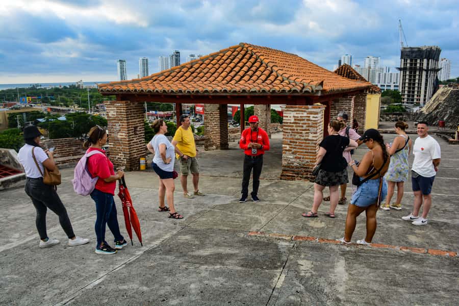 Tour Compartido al Castillo San Felipe de Barajas Cartagena - Plaza de la Trinidad: your briefing in Getsemaní