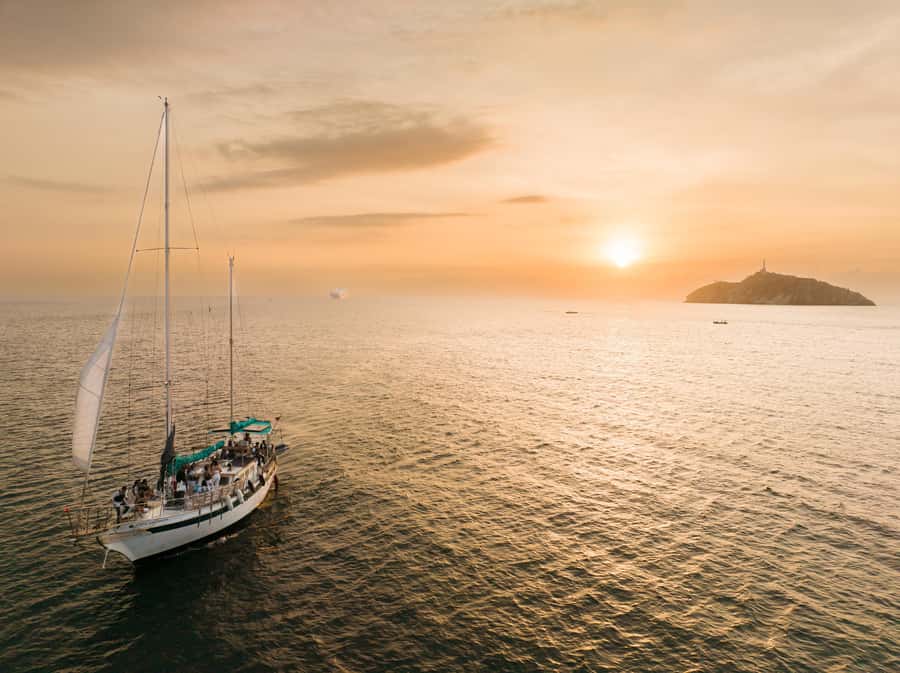 Tour en Velero a Bahía Concha Parque Tayrona - Anchored in Bahía Concha: the beach time you’ll actually use