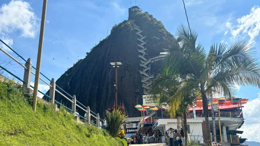 Tour Guatapé con visita a Granja de las Llamas y las Alpacas - Getting picked up in Medellín: two meeting points, one full day