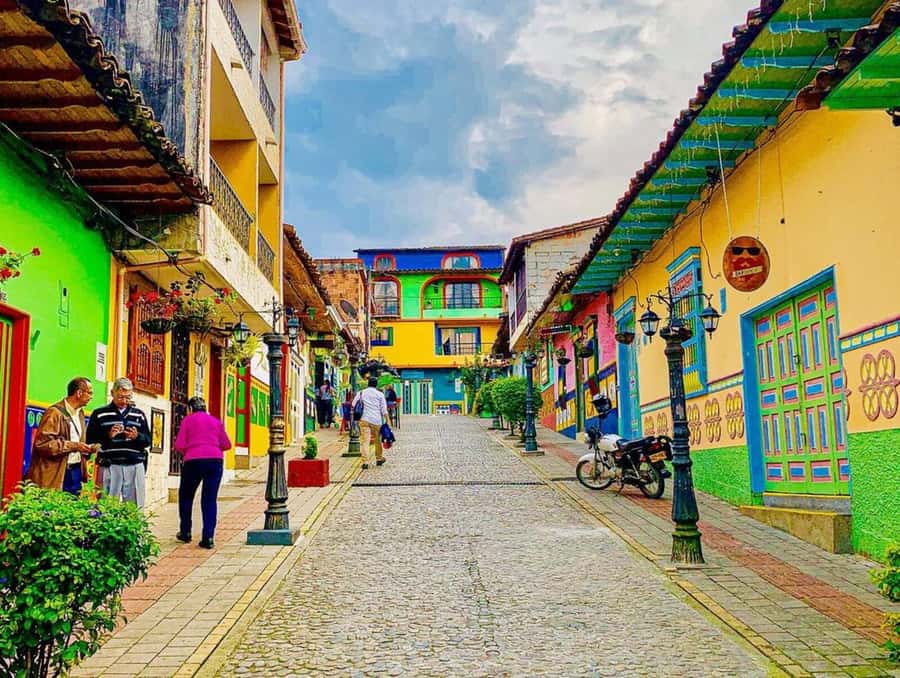 Tour Guatapé - Piedra del Peñol with departure from Medellín - Marinilla animal farm: a calm, fun break before the big sights