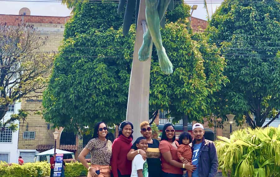 Tour Guatapé - Piedra del Peñol with departure from Medellín - El Peñol replica town and quick photo pauses: use the short windows