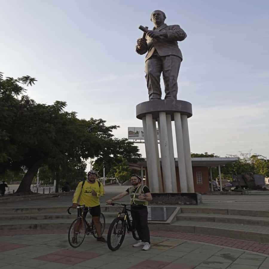 Tour in bike in Barranquilla - Malecón del Río and the Aleta del Tiburón: waterfront views without the tourist maze