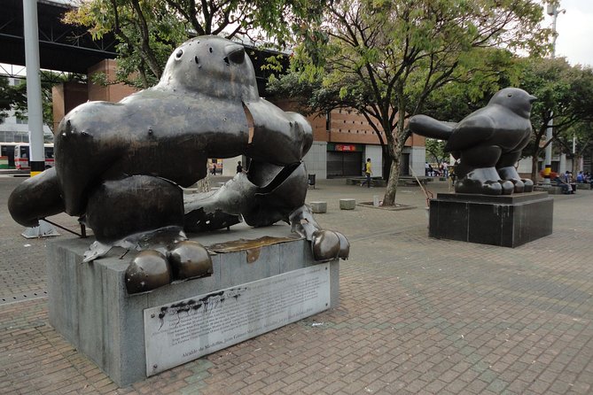 Walking tour, cable car & fruit tasting - A half-day Medellín sampler, tram plus cable car plus fruit