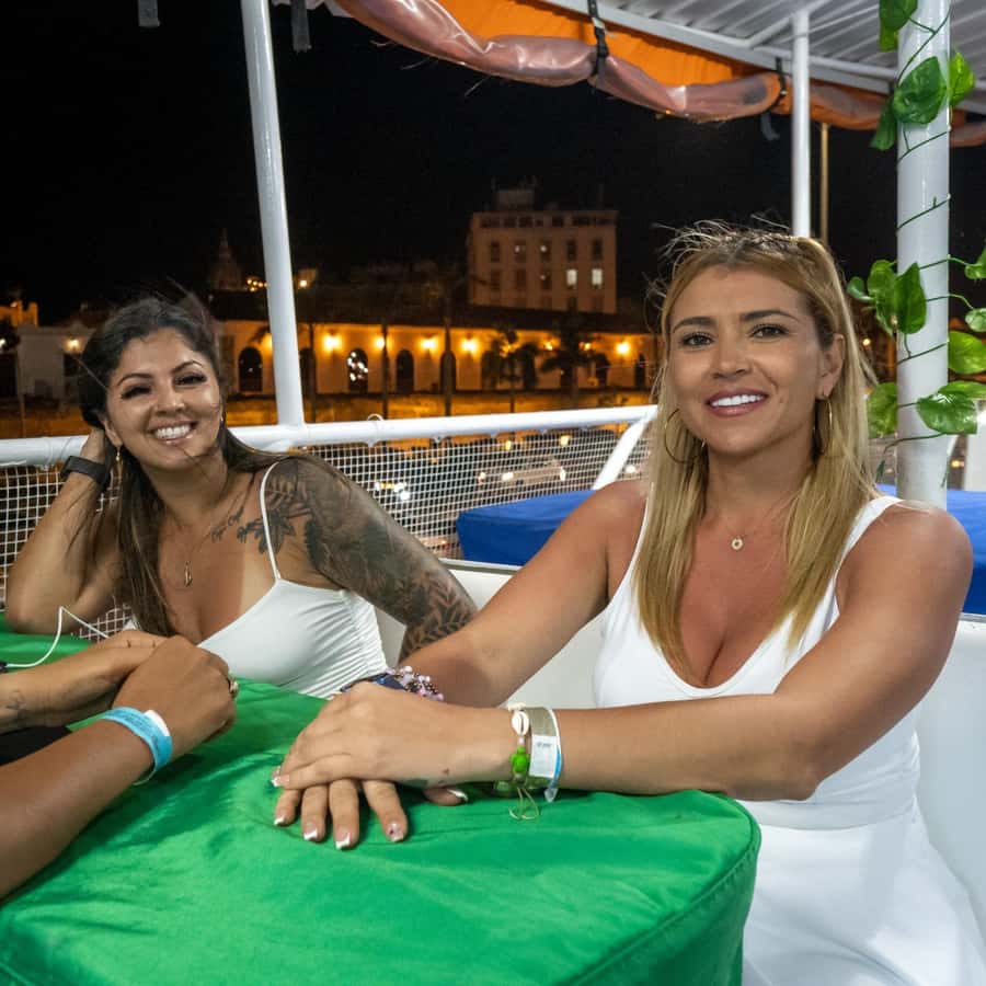 White Night Boat Party: Dinner Buffet, Dancing and Open Bar - Key things that make this boat party work