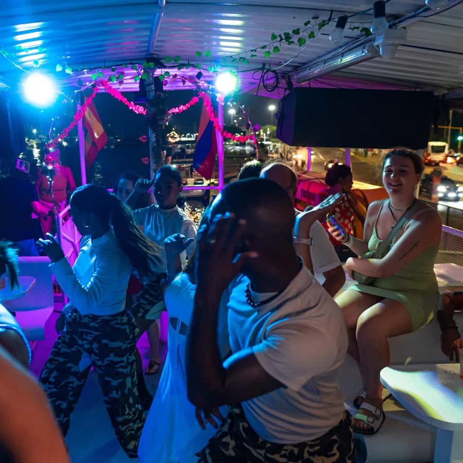 White Night Boat Party: Dinner Buffet, Dancing and Open Bar - White Night on Cartagena Bay: what the experience feels like