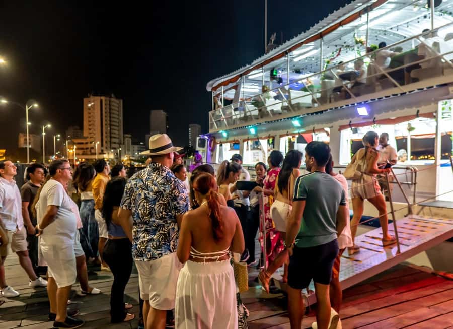 White Night Boat Party: Dinner Buffet, Dancing and Open Bar - Drinks policy: open bar with national liquors and what to plan for
